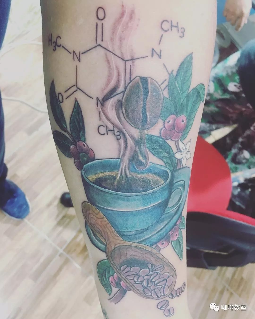 有时还会影响到找工作,星巴克就曾因为纹身开除过员工,不过闹得沸沸