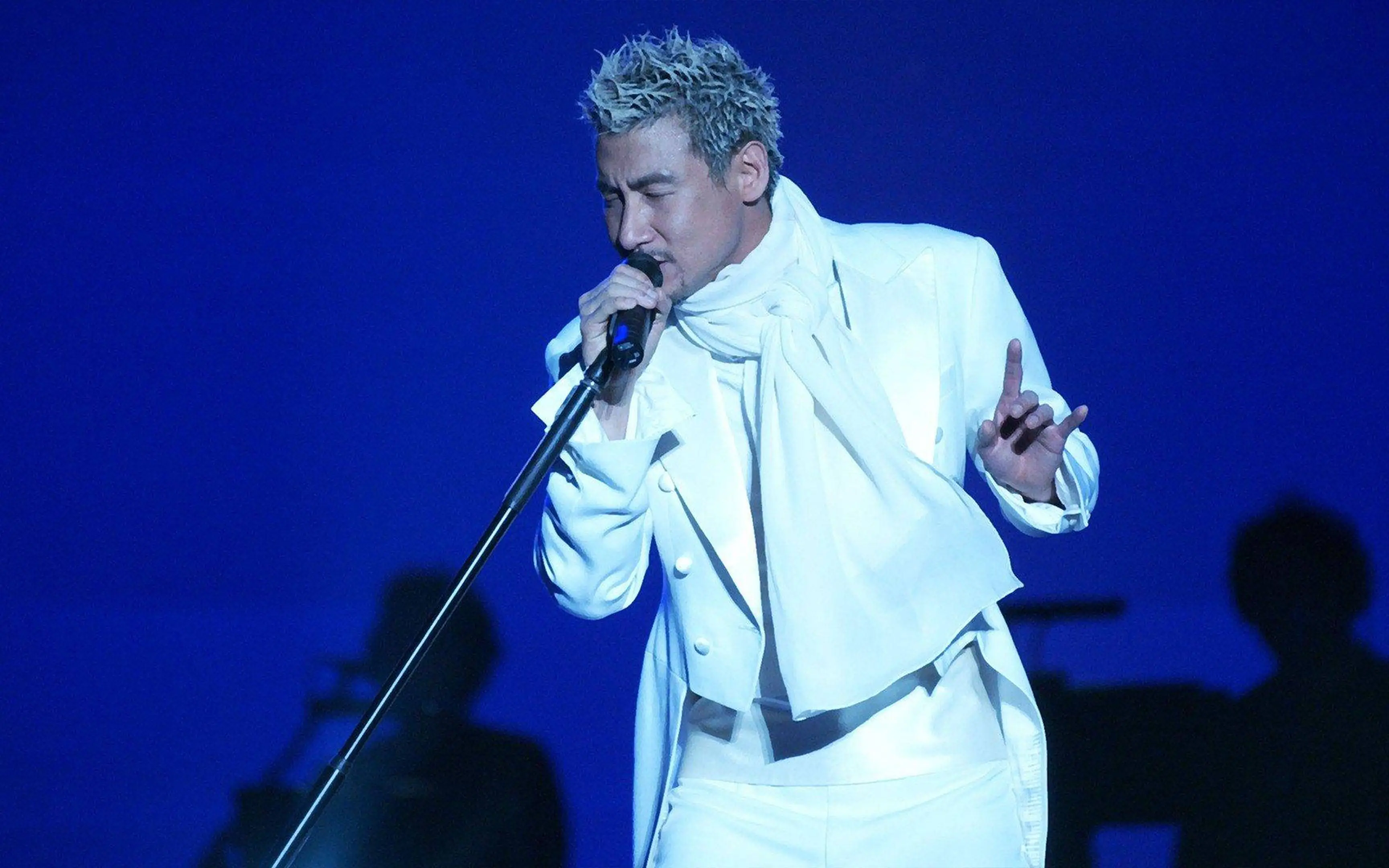 张学友演唱会罕见事故:没举麦歌声响起,张学友尴尬道歉