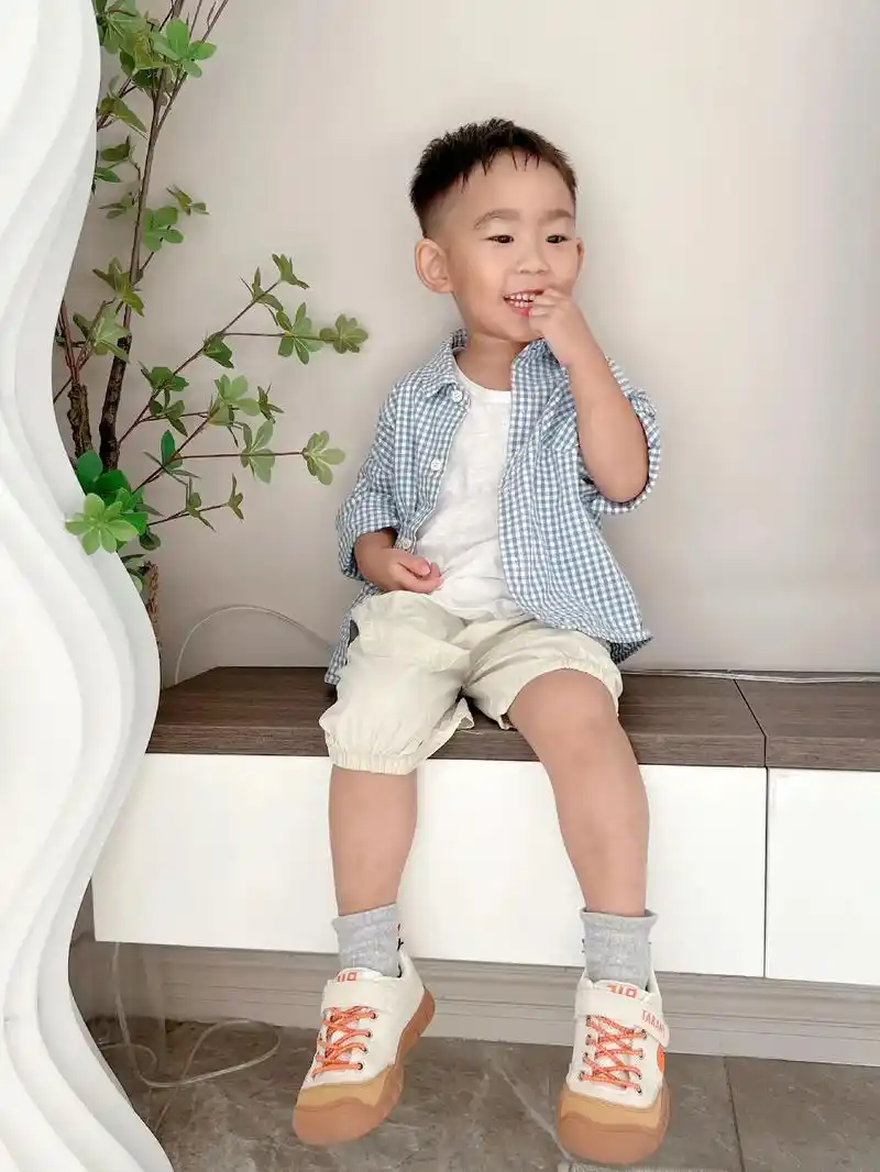 帅帅哒小男孩.今天也是百搭学院风哦 已经是幼儿园的学生啦,穿 - 抖音