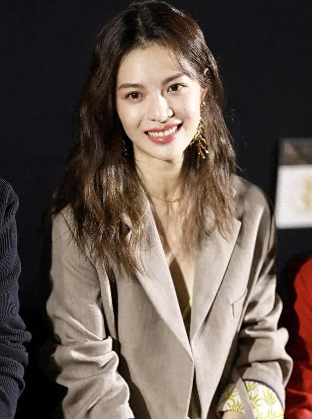 钟楚曦自从她出道以来就得到了冯小刚,成龙,洪金宝等人的大力支持,这