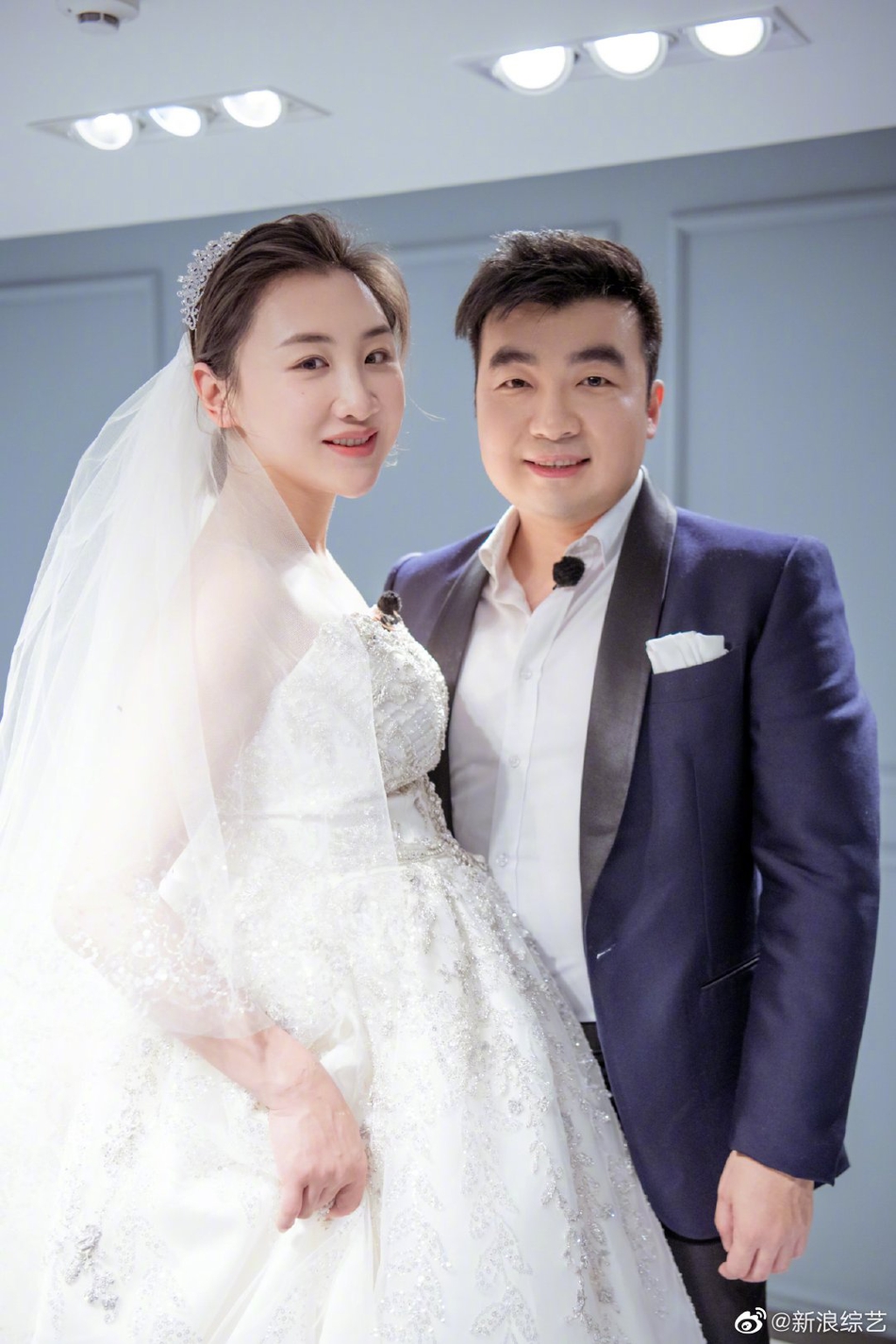 何雯娜挺孕肚穿婚纱优雅大方 与丈夫甜蜜对视超有爱