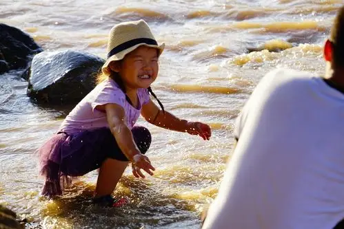 黄河边戏水的小姑娘