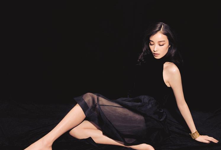 倪妮最新大片曝光!露背裙太抢眼,身材火辣霸总范十足_黑色_穿着_时尚
