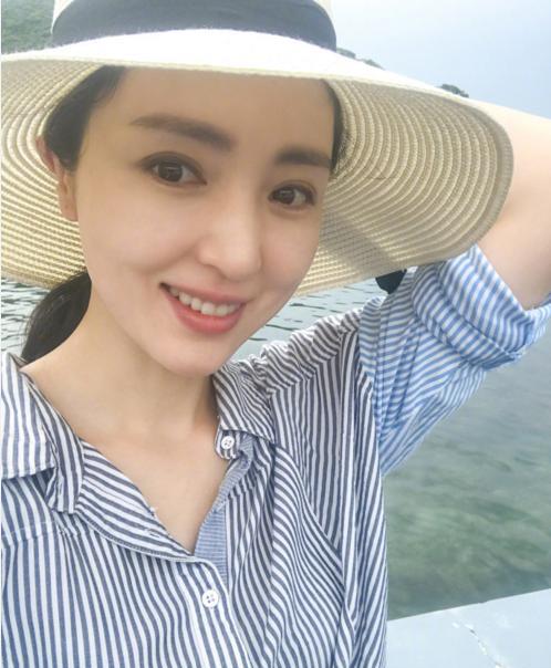 董璇素颜晒自拍,臃肿不见终于恢复孕前体态