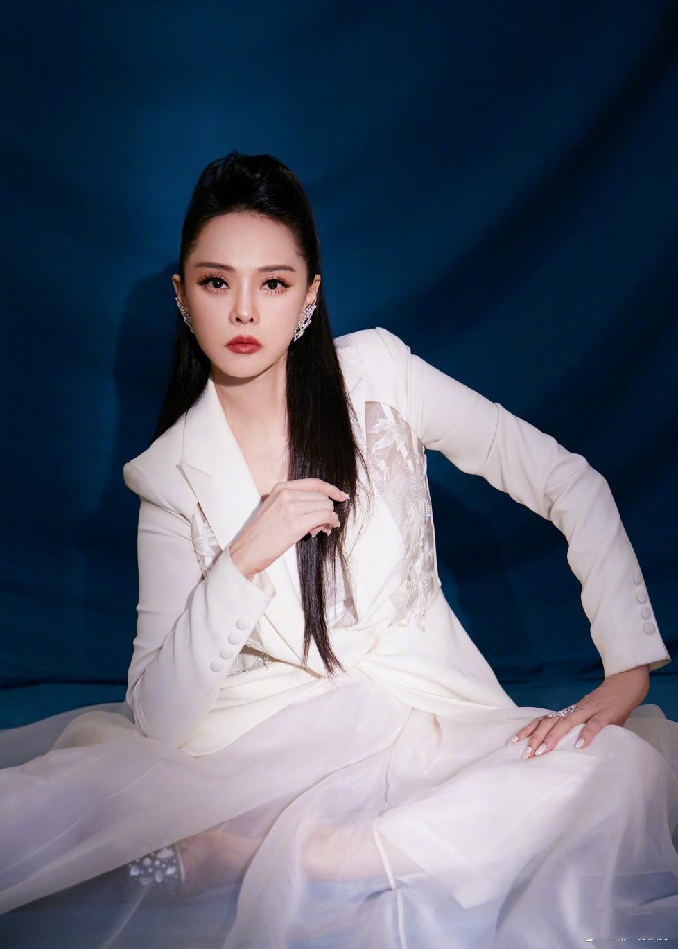 谁说50岁就只有"大妈感"?看看伊能静的造型,得体优雅还很减龄_年龄