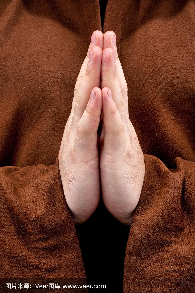 僧侣双手合十祈祷