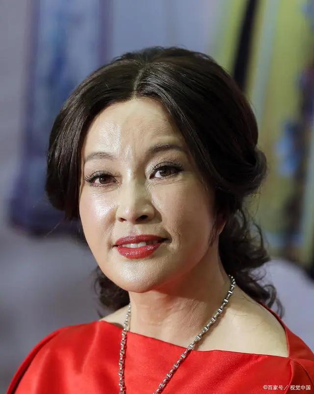 70岁刘晓庆近况曝光,打扮似18岁少女!网友:能给我姥做女儿