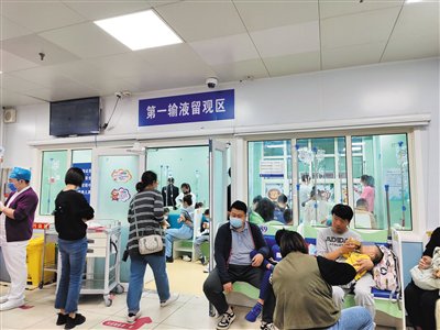 10月14日,首都儿科研究所附属儿童医院的输液区.新京报记者 汪畅 摄