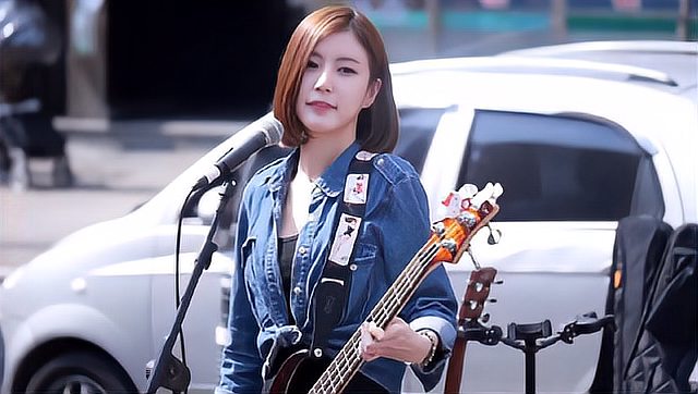 简介:最近韩国贝斯手智仁,中文弹唱《夜空中最亮的星》.