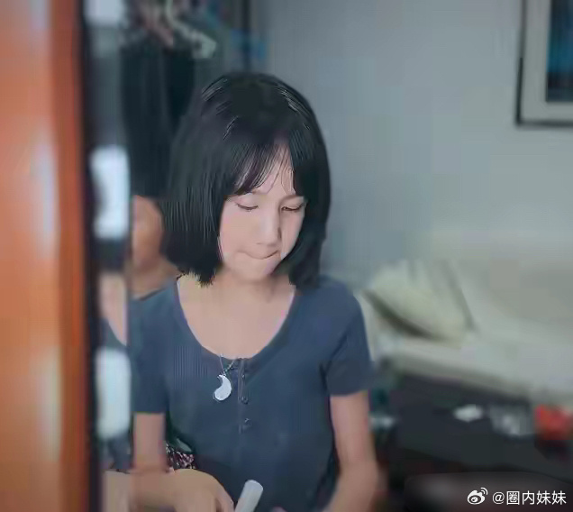黄磊二女儿黄少艾近照,小姑娘剪了短发更像爸爸了