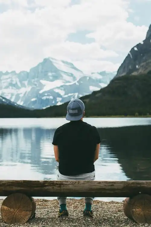 帅帅的文艺男生背影优美图片