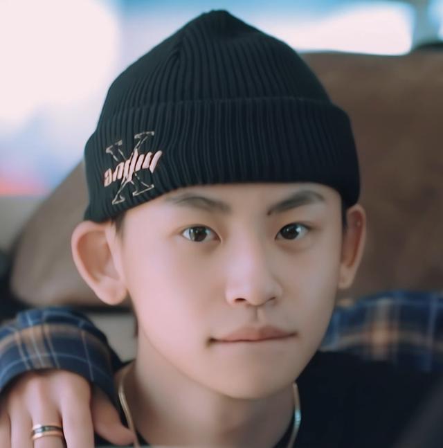 王琳凯(小鬼)晒小时候的校服照,勇敢追求梦想,大步向前