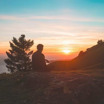 海边男头像背影高清侧脸伤感帅哥必用的意境男头像高清图片