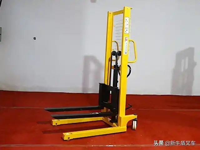 几乎在每一个工业地方都可以看见,手动液压叉车也被称为是手动起升