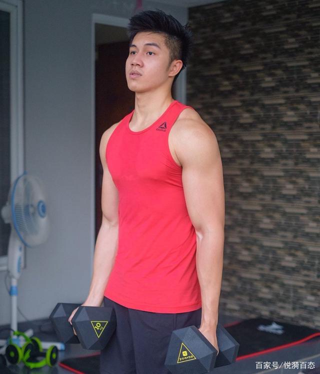 爱健身的男生真是阳光帅气,扎实的肌肉犹如艺术品