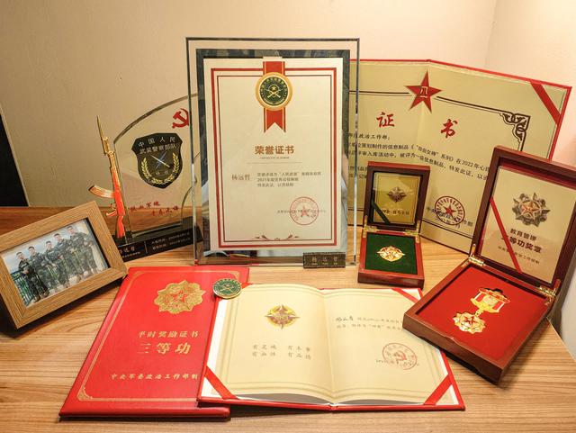 来听两名退役大学生士兵的故事_新浪财经_新浪网