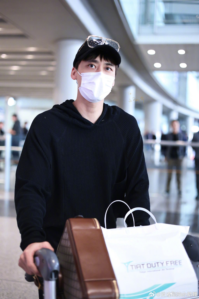 李易峰是要回归了吗他没殉之前的机场照有近6000转的吗好多人啊