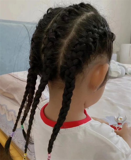 "导读:2-5岁小女孩发型,精致时尚的幼儿园女童扎发,低调简约大方,让别