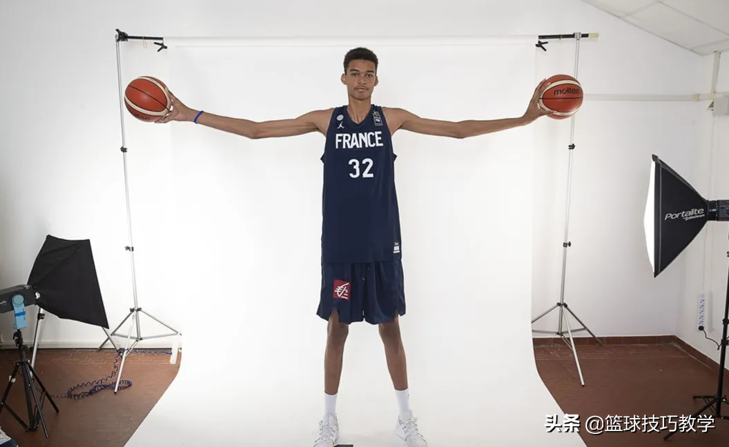 身高2米21臂展2米40)