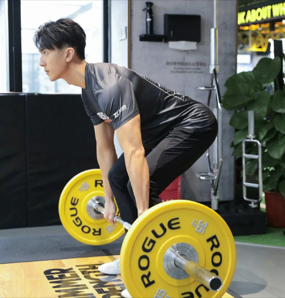 42岁吴尊,6块腹肌人鱼线,肌肉线条可媲美90%的健身教练