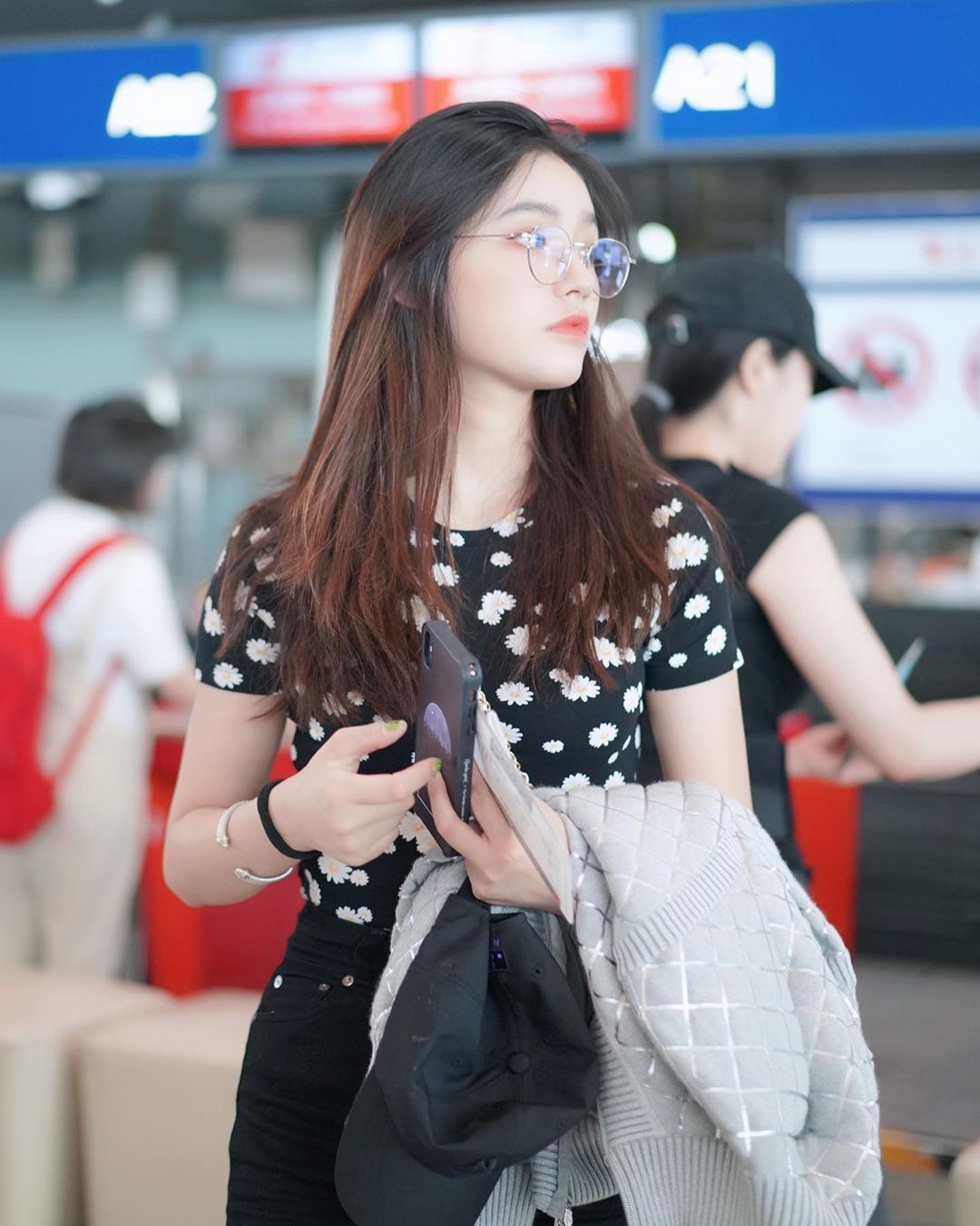 林允机场照曝光碎花短t配黑色紧身裤!这次长开了