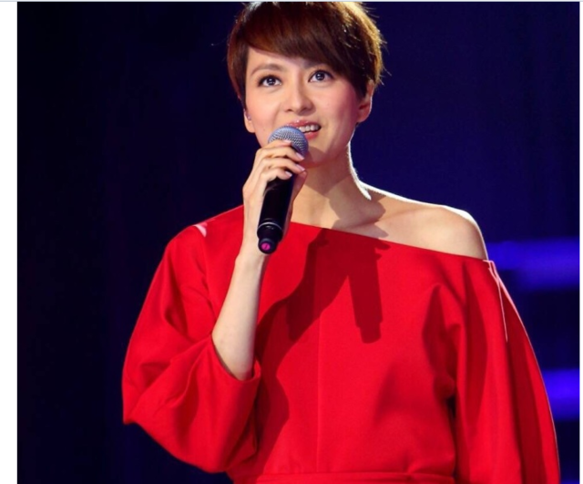 梁咏琪短发透清爽,一袭红衫令香肩外露颜值不逊当年!