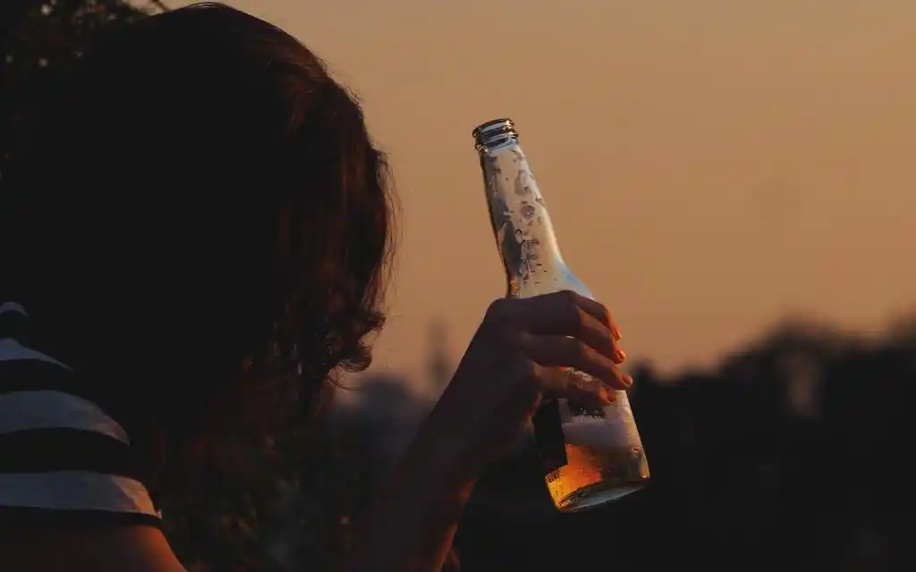 一个女人伤心喝酒图片