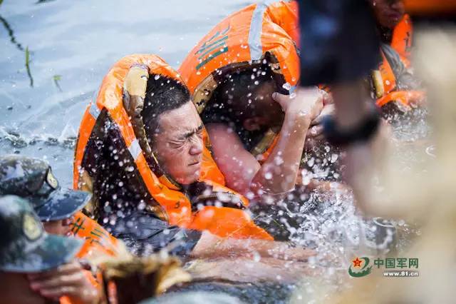 这张人墙照震撼人心军人身体都能做什么112