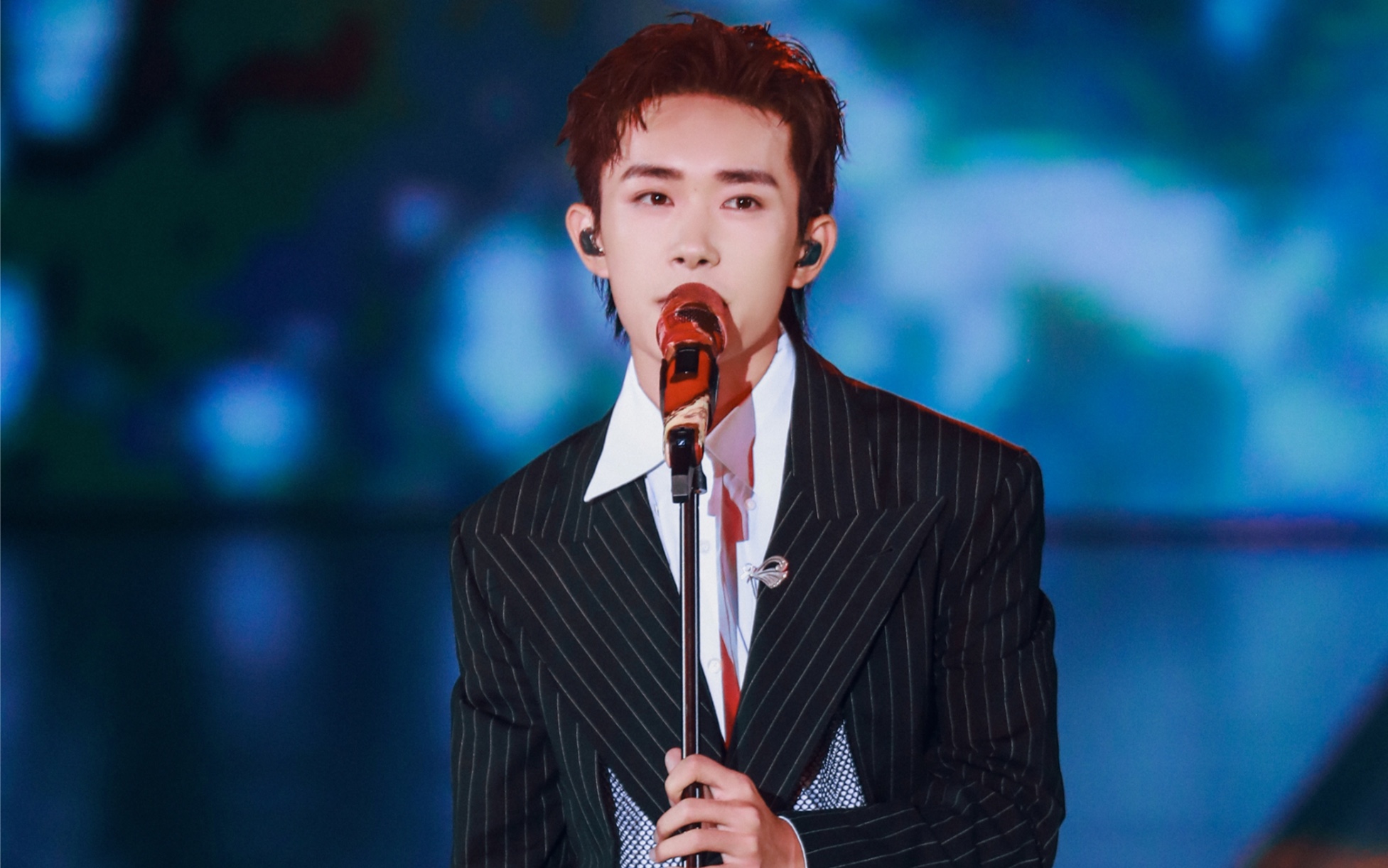 易烊千玺复古放映室立麦系列心向狙击