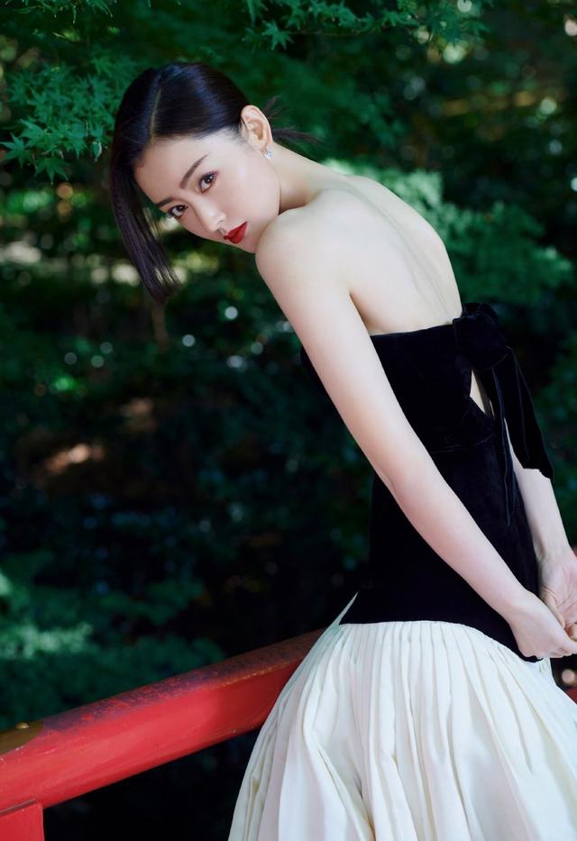 明星写真:张天爱黑色抹胸拖尾长裙时尚美拍,身材婀娜仙气飘飘