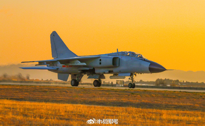 #空军战鹰与朝霞共舞壁纸##霞光中的战机满满氛围感#