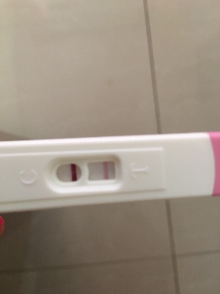 七月30号来的月经,今天用试纸才出现了一深一浅,怀孕的几率大吗?