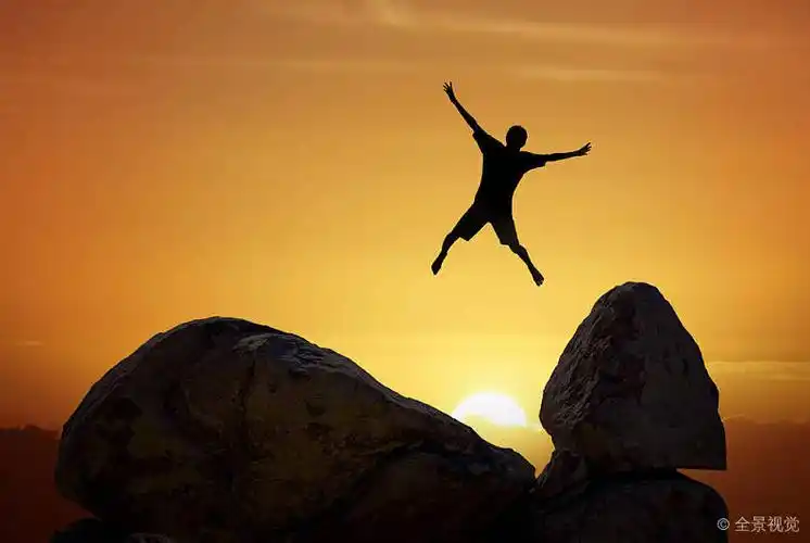 男人_跳跃_日落_天空_抬臂_胜利_成功_概念_图片大全—全景创意图库