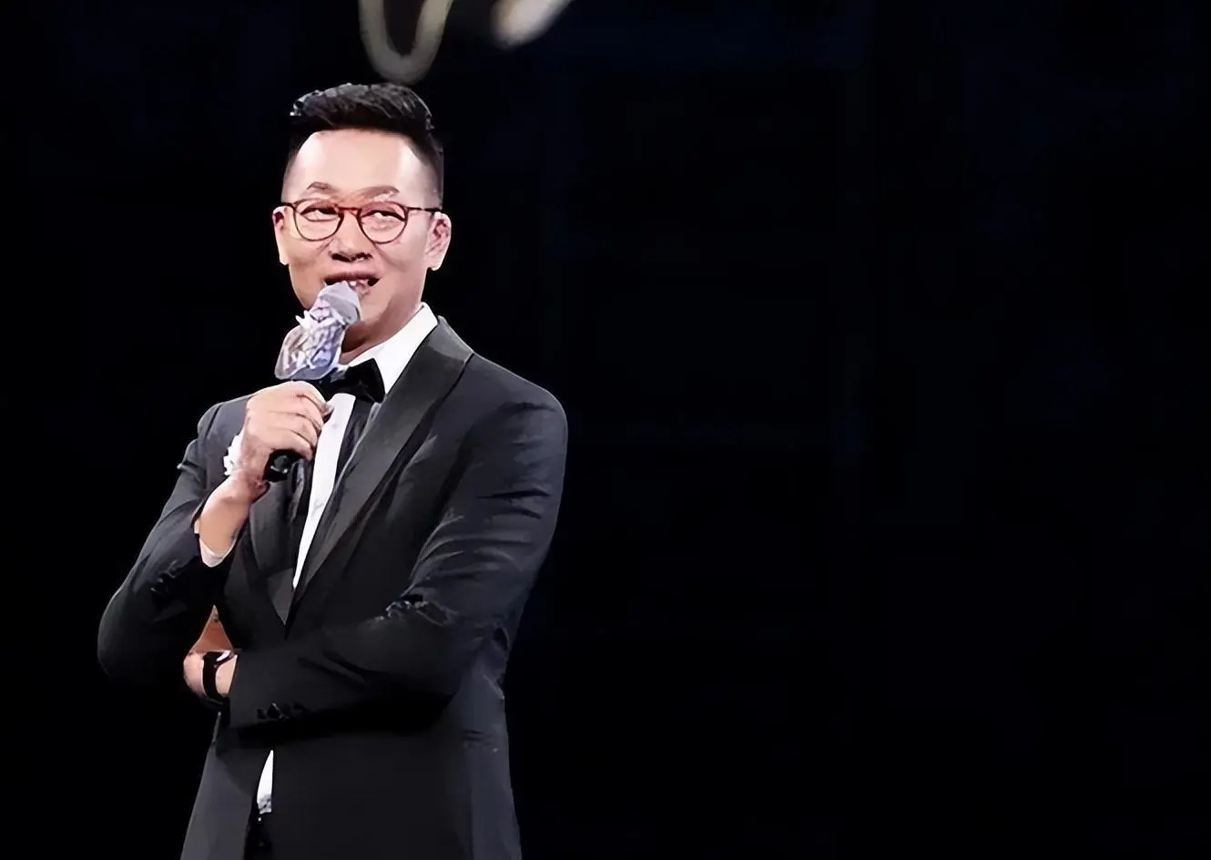 51岁林海:曾是央视著名主持,为正义怒摔耳机,二婚何婕获幸福_东方