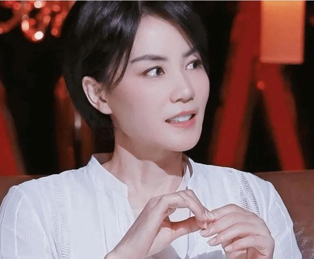 54岁的王菲和二十多岁的王菲,除了发型外几乎没什么区别,还是少女一般