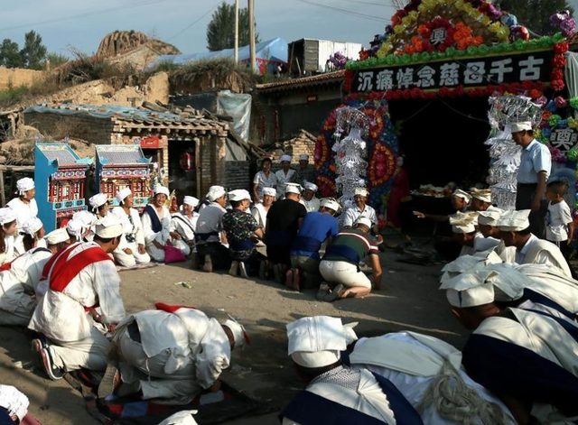 农村举办丧事,出殡时为何要摔瓦盆,学者:谁摔还有讲究