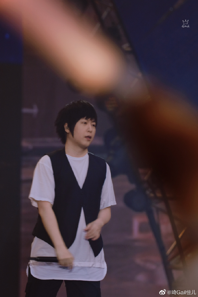 置顶阿信超话因你眼光 化成光亮#好琦摄影棚