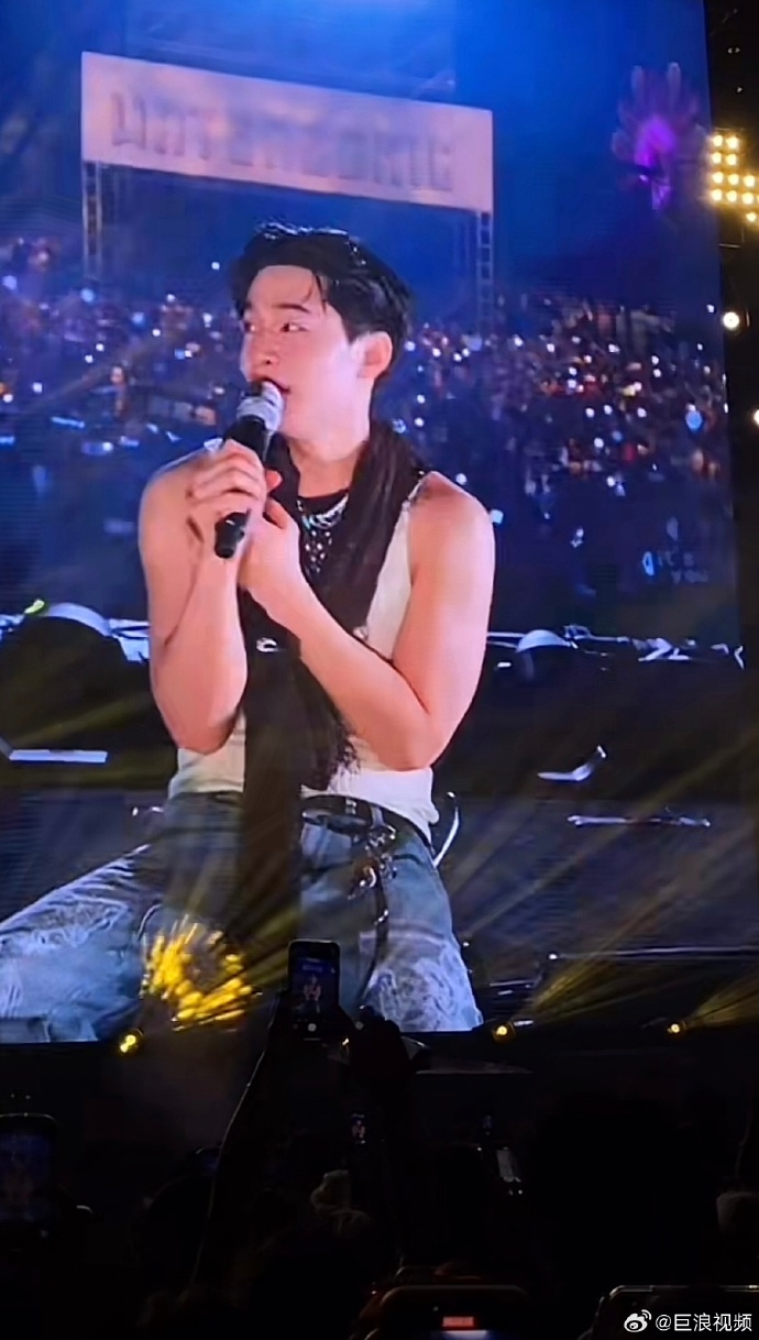 刘宪华上半身身材##刘宪华手臂肌肉