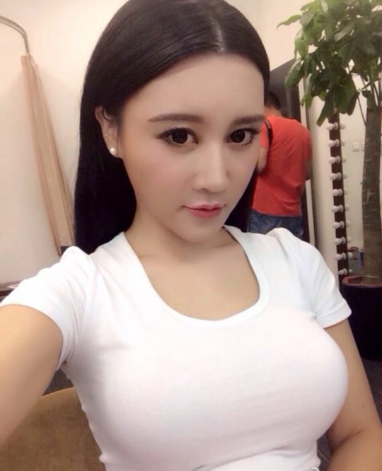 中国乳神胸夹手机pk巴拉圭乳神性感私照曝光(图)