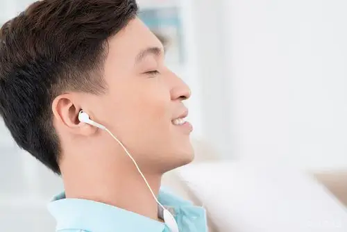 音乐_侧面_特写_图像_人_听歌_耳机_图片素材