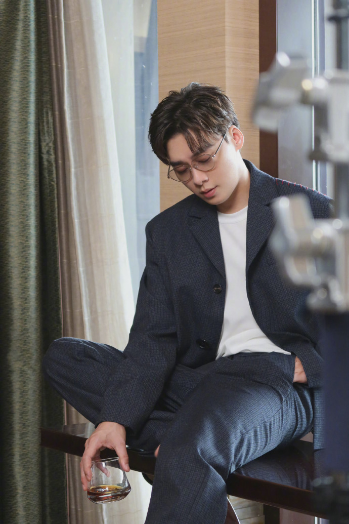 李易峰窗边侧颜大片