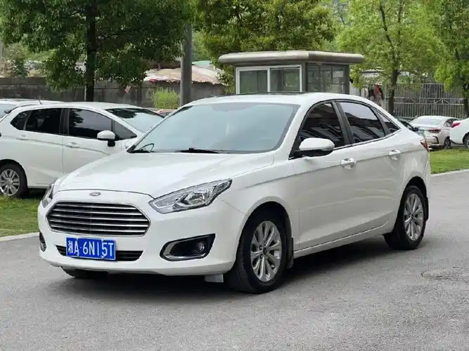 省心实用就是好家轿,"阿斯顿马丁前脸"17年福特福睿斯,外观耐看,整体