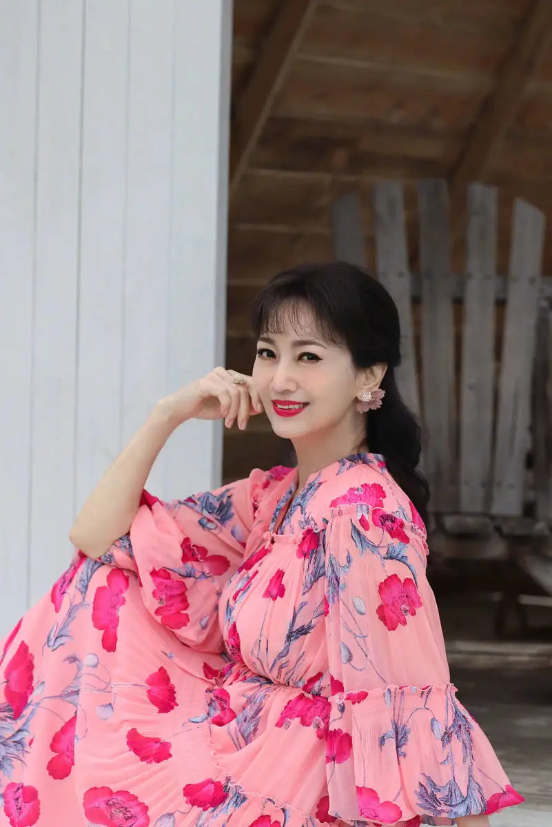 71岁赵雅芝穿粉色印花裙似少女,红唇吸睛笑容甜,傲人上围引注目_写真_
