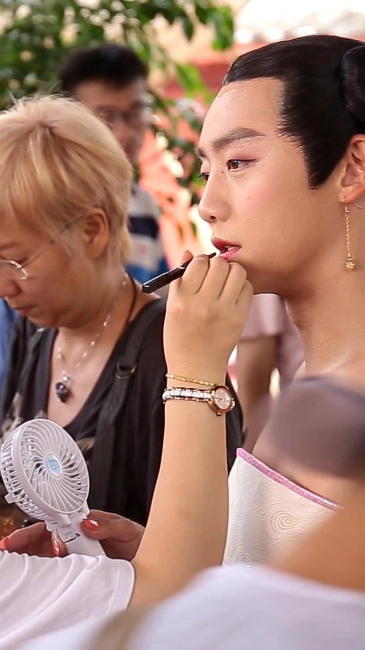 郑恺拍这场戏男扮女装扮演一个宫女你们觉得他这样子美吗