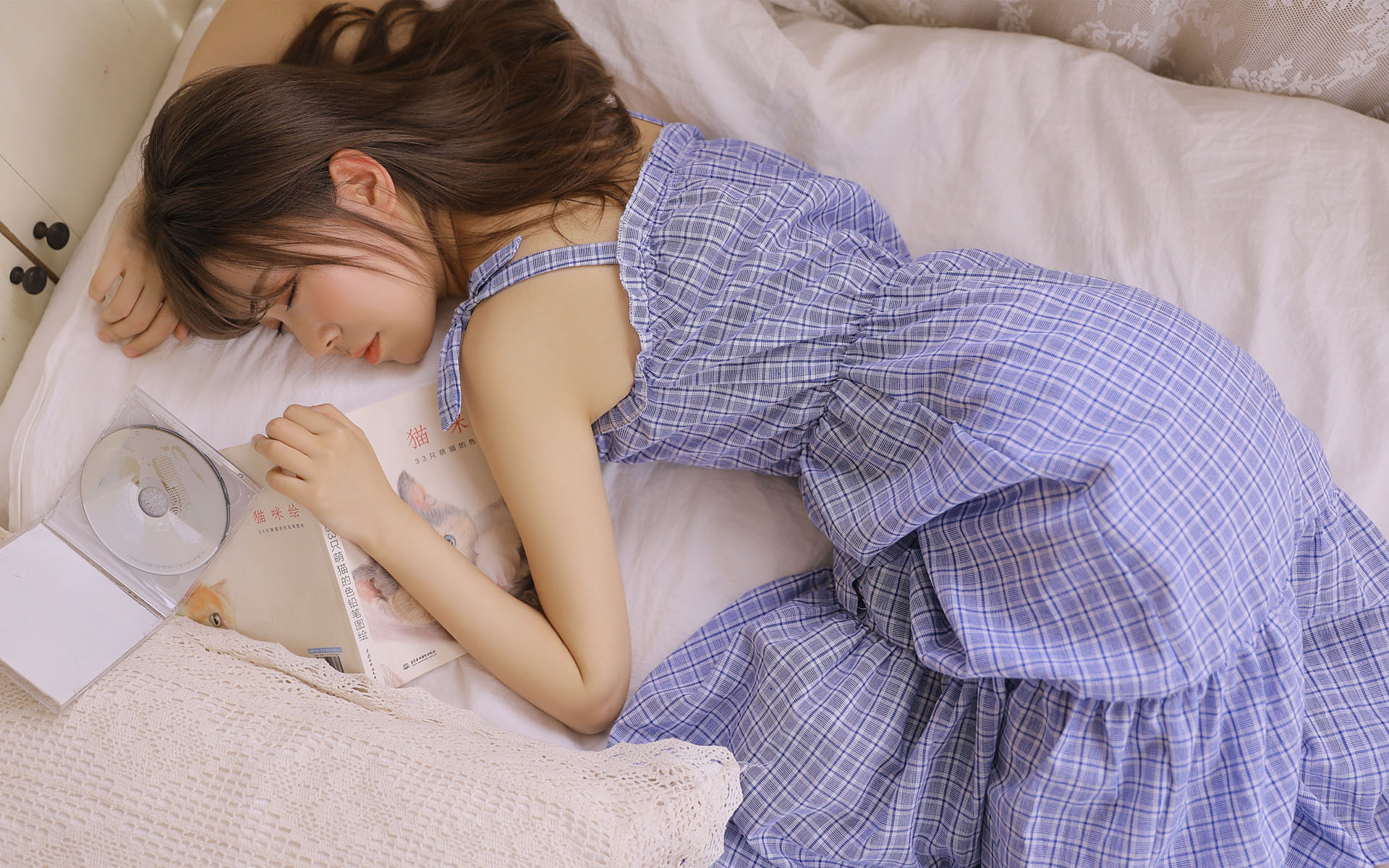 卷发美女性感写真高清电脑桌面壁纸