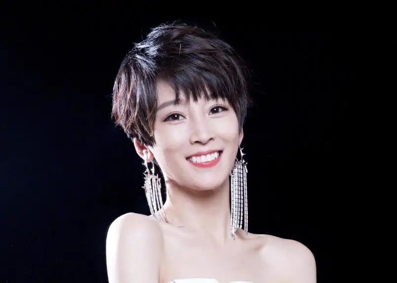 吴京的老婆谢楠曾经的主持人事业红红火火一直幸福美满