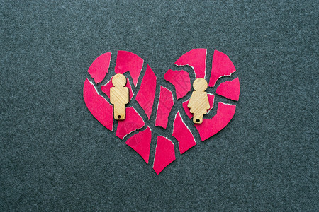 破碎心卡通分手离婚失灵的关系概念碎裂马赛克粉红色的心和灰背景男女