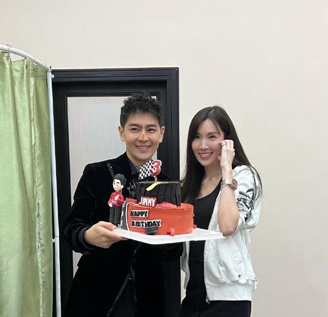 11月30日,林志颖的妻子陈若仪在她的个人社交媒体上分享了一组健身