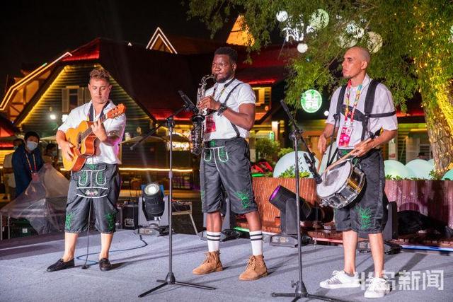 火凤凰酒吧街区里,外国乐队露天进行演奏