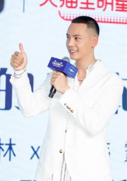 陈伟霆白色西服套装,a字版平头尽显帅气